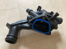 Load image into Gallery viewer, TERMOSTATHUS TIL PEUGEOT 2008 I 207 SW 208 508 SW I PARTNER 1.4 1.6 1336CE